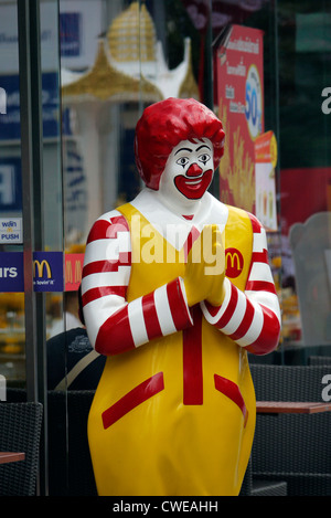 Ronald McDonald Statue machen die traditionellen Thai willkommen Wai am Eingang zu einem Restaurant in Pattaya Thailand Stockfoto