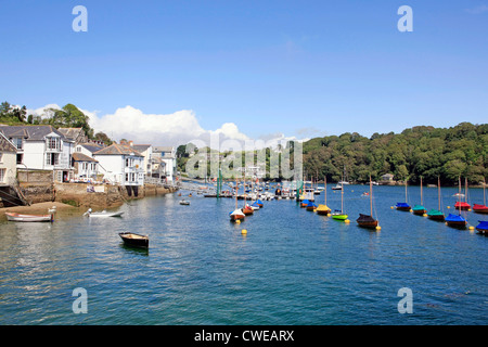 Segelschiffe in die kleine Marina am Fluss in Fowey in Cornwall Stockfoto