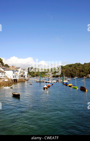 Segelschiffe in die kleine Marina am Fluss in Fowey in Cornwall Stockfoto