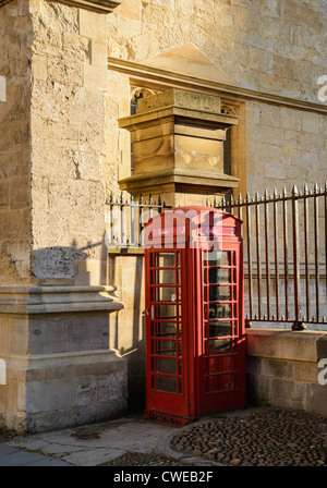 Rote Telefonzelle durch die Bodleian Library Oxford England UK Stockfoto