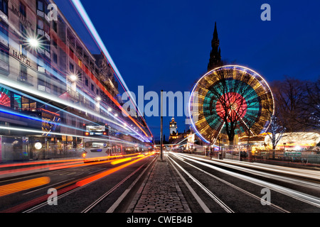 Das Edinburgh Rad vor das Scott Monument mit unscharfen Verkehr auf Princes Street, Edinburgh, Scotland, UK. Stockfoto