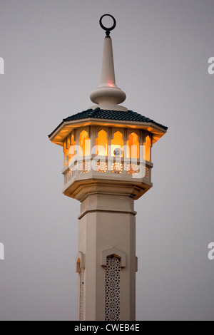 Dubai, das Minarett der großen Moschee im Abendlicht Stockfoto