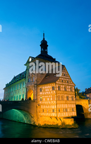 Altes Rathaus oder Altes Rathaus am Abend in Bamberg Bayern Deutschland Stockfoto