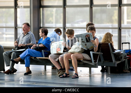 Berlin, Passagiere auf ihren Zug warten Stockfoto