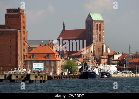 Wismar, Blick auf den Hafen mit St.-Nikolaus-Kirche Stockfoto