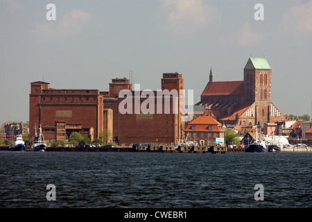 Wismar, Blick auf den Hafen mit den St.-Nikolaus-Kirche Stockfoto