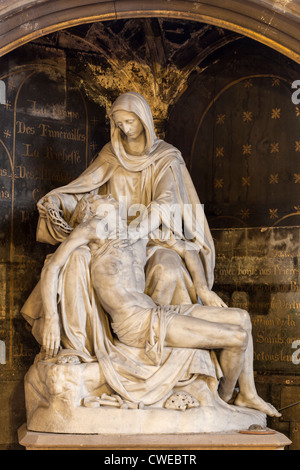 Vierge de Piété Statue von Hippolyte Bonnardel (1859) in Chapelle De La Bonne Mort, Saint Germain Auxerrois Kirche Paris Frankreich Stockfoto