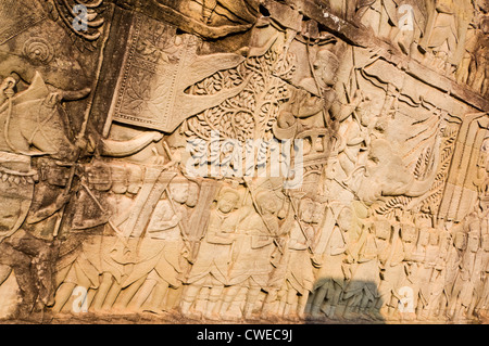 Horizontale Nahaufnahme des historischen Reliefs in der Außengalerie der Bayon-Tempel in Siem Reap. Stockfoto