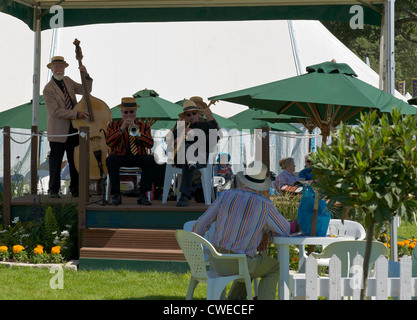 New Forest County Show Hampshire UK traditionellen jazz Band spielt in der Mitglieder-Gehäuse Stockfoto