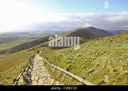 Einem gepflasterten Weg an die Spitze der Mam Tor Castleton in High Peak von Derbyshire, Peak District National Park, England, Großbritannien Stockfoto