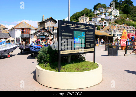 Willkommensschild für Looe Hafen und den Fluss in Cornwall Stockfoto