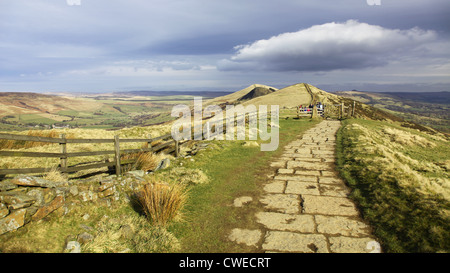 Einem gepflasterten Weg an die Spitze der Mam Tor Castleton in High Peak von Derbyshire, Peak District National Park, England, Großbritannien Stockfoto