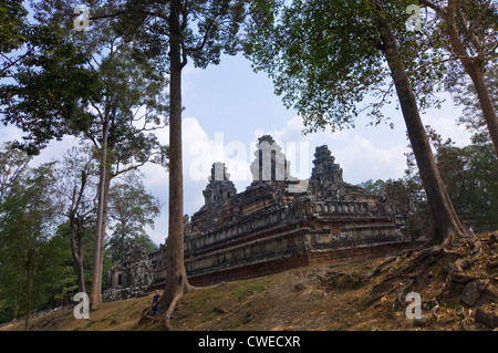 Horizontale Ansicht der Ta Keo, der älteste Tempel in Angkor mit einem Touristen im Vordergrund zeigt die Größe der Struktur. Stockfoto