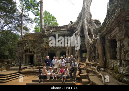 Horizontale Ansicht von Touristen posieren für ein Foto in einem legendären Fleck an Ta Prohm aka Rajavihara oder Tomb Raider Tempel in Angkor in Siem Reap Stockfoto