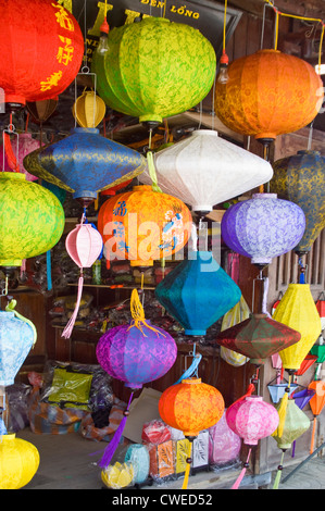 Vertikale Nahaufnahme von traditionellen Seidenlaternen hängen in der Sonne in Vietnam. Stockfoto