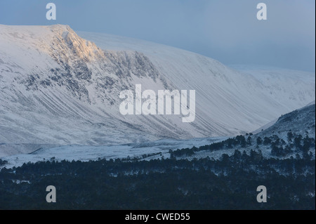 Der Lairig Ghru pass im Cairngorms National Park, Schottland. Winter. Februar. Stockfoto