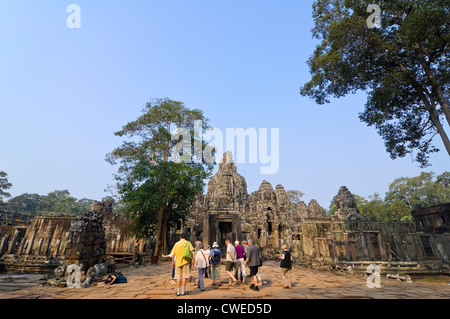 Horizontale Ansicht einer Gruppe von Touristen außerhalb der faszinierende Bayon Tempel in Siem Reap. Stockfoto