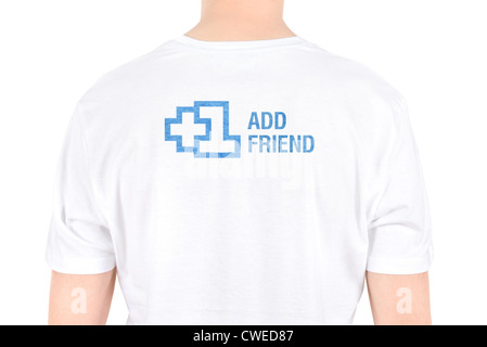 Mann mit dem Text "+ 1 Freund hinzufügen" steht auf einem T-shirt-Konzept. Isoliert auf weiss. Stockfoto