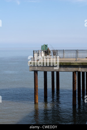 Mann am Ende des Southwold Pier Southwold Suffolk Angeln Stockfoto