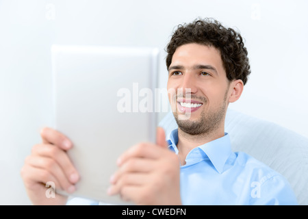 Schönen jungen Mann mit einem modernen digitalen Tablet. Studio gedreht. Stockfoto
