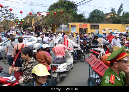 Horizontale Ansicht von mad Feierabendverkehr mit Mopeds, Autos und Fußgänger in jede Richtung an einer Kreuzung in Vietnam Stockfoto