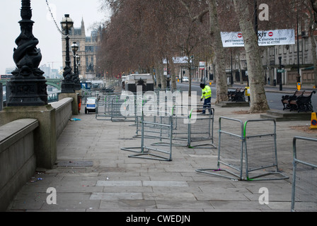 Mann in gelb hi-viz Jacke wegräumen Fußgänger Barrieren am Victoria Embankment am Neujahrstag Morgen Stockfoto