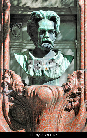 Paris, Frankreich. Cimetière de Montmartre. Grab von Emile Zola (obwohl seine sterblichen Überreste von hier aus in das Pantheon im Jahre 1908 verschoben wurden) Stockfoto