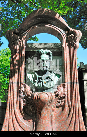 Paris, Frankreich. Cimetière de Montmartre. Grab von Emile Zola (obwohl seine sterblichen Überreste von hier aus in das Pantheon im Jahre 1908 verschoben wurden) Stockfoto