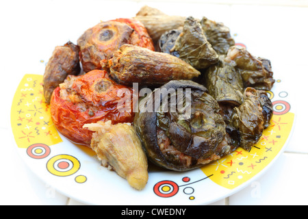 Traditionelle kretische vegetarische gefüllte Gemüse, Paprika, Tomaten und Weinblätter. Stockfoto