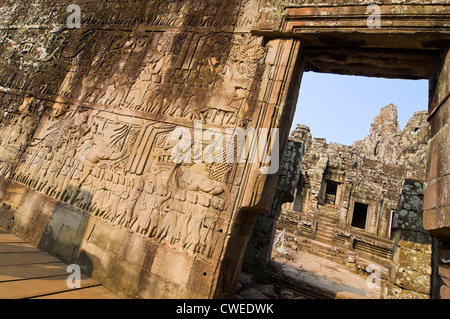 Horizontale Nahaufnahme des historischen Reliefs in der Außengalerie der Bayon-Tempel in Siem Reap. Stockfoto