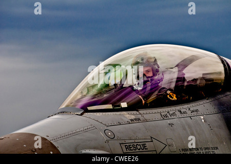 Eine f-16 Fighting Falcon-Pilot bereitet seinem Jet für die de-Bewaffnung nach der Landung 17. April 2012 bei Graf Ignatievo Air Force Base, Bulgarien. Stockfoto