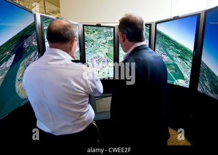 Jonathan Rosenberg, Senior Vice President von Google bietet Army General Martin Dempsey, Vorsitzender der Joint Chiefs Of Staff, eine Demonstration von Google Earth im Google Hauptquartier 26. Juli 2012 in Mountain View, Kalifornien. Stockfoto