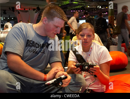 Leipzig - Besucher an einem Stand auf der Games Convention Stockfoto