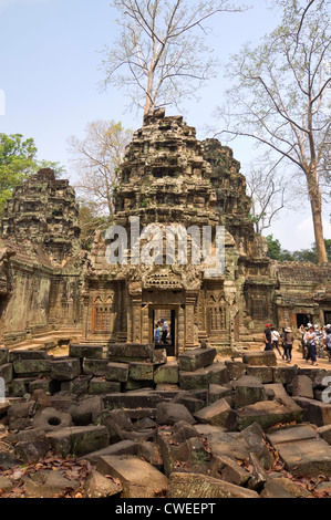 Vertikale Ansicht von Touristen zu Fuß inmitten der Ruinen von Ta Prohm aka Rajavihara oder der Tomb Raider-Tempel in Siem Reap. Stockfoto