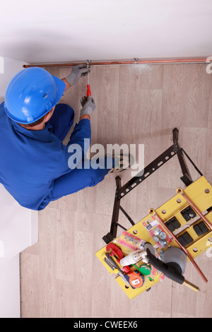 Arbeiter in Aktion auf einer Wand Stockfoto