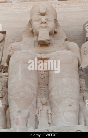 Statue von Ramses 11, Abu Simbel, Ägypten. Stockfoto