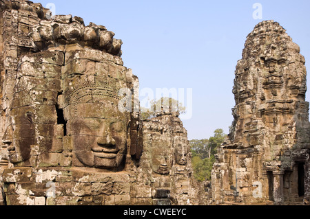 Horizontale Nahaufnahme von der faszinierenden Gesichtern der Bayon-Tempel in Angkor Thom, Kambodscha. Stockfoto