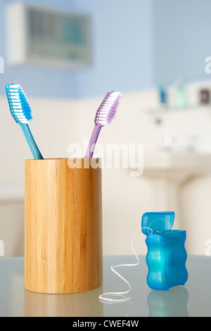 Zahnbürsten und Zahnseide Stockfoto