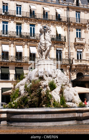 Die drei Grazien-Brunnen von Bildhauer Étienne d'Antoine 1790 in Place De La Comédie, Montpellier, Frankreich gebaut. Stockfoto