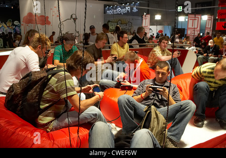 Leipzig - Besucher an einem Stand auf der Games Convention Stockfoto