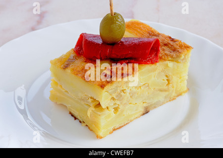 Tapas spanische Tortilla, garniert mit Paprika und eine grüne Olive, Andalusien, Spanien, Westeuropa. Stockfoto