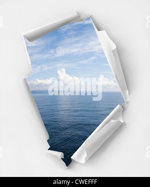 Loch Riss Papier mit einer entspannenden Meeresblick. Beschneidungspfad Druckfühler Stockfoto