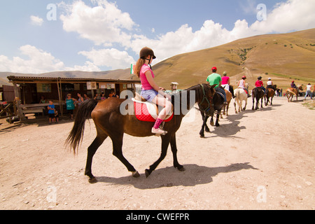 Teenager-Mädchen auf Pferd im Reitstall in Castelluccio in Italien Stockfoto