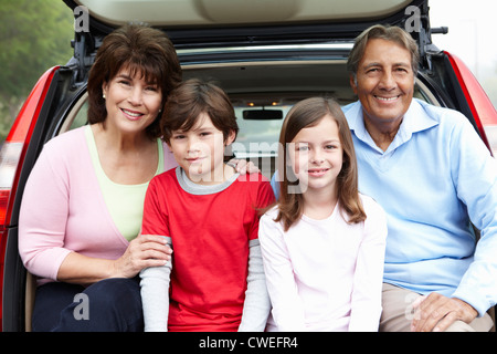 Hispanische Großeltern und Enkel im freien Stockfoto