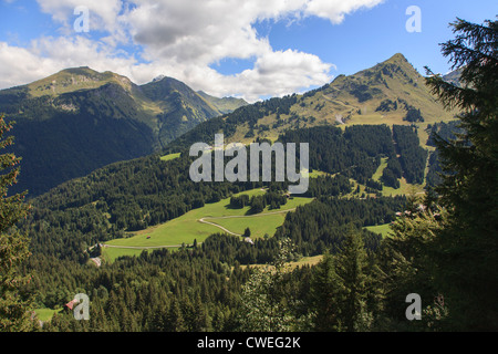 Zick-Zack-Weg in den französischen Alpen Stockfoto