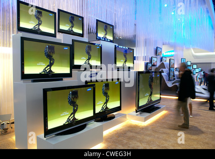 Flachbildschirme am Stand von Samsung auf der IFA Stockfoto
