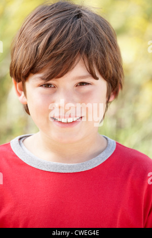 Porträt kaukasischen Knaben im freien Stockfoto