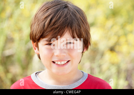 Porträt kaukasischen Knaben im freien Stockfoto