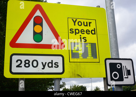 elektronische Anzeige Warnung Fahrer ihre Geschwindigkeit vor dem Erreichen der Geschwindigkeit Kamera Bereich Leeds UK Stockfoto