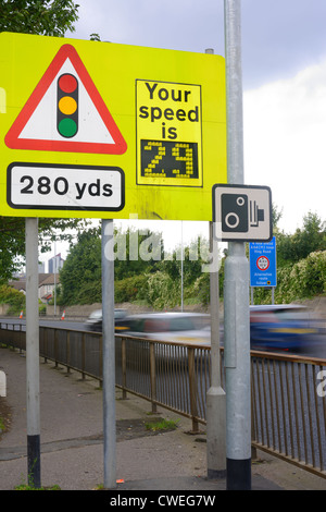 elektronische Anzeige Warnung Fahrer ihre Geschwindigkeit vor dem Erreichen der Geschwindigkeit Kamera Bereich Leeds UK Stockfoto